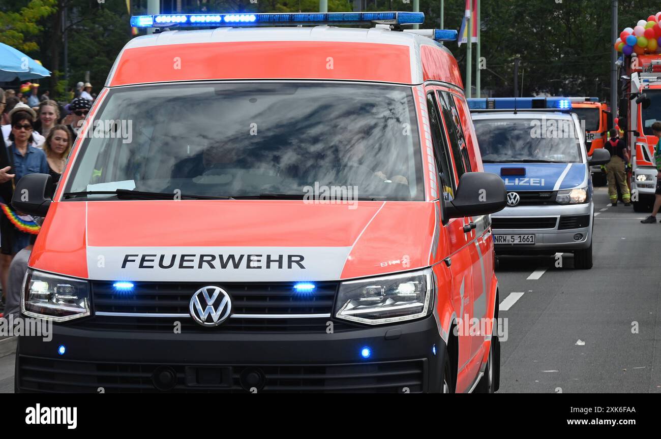 Logo, Schriftzug der Feuerwehr an einem Einsatzfahrzeug bei der CSD ...