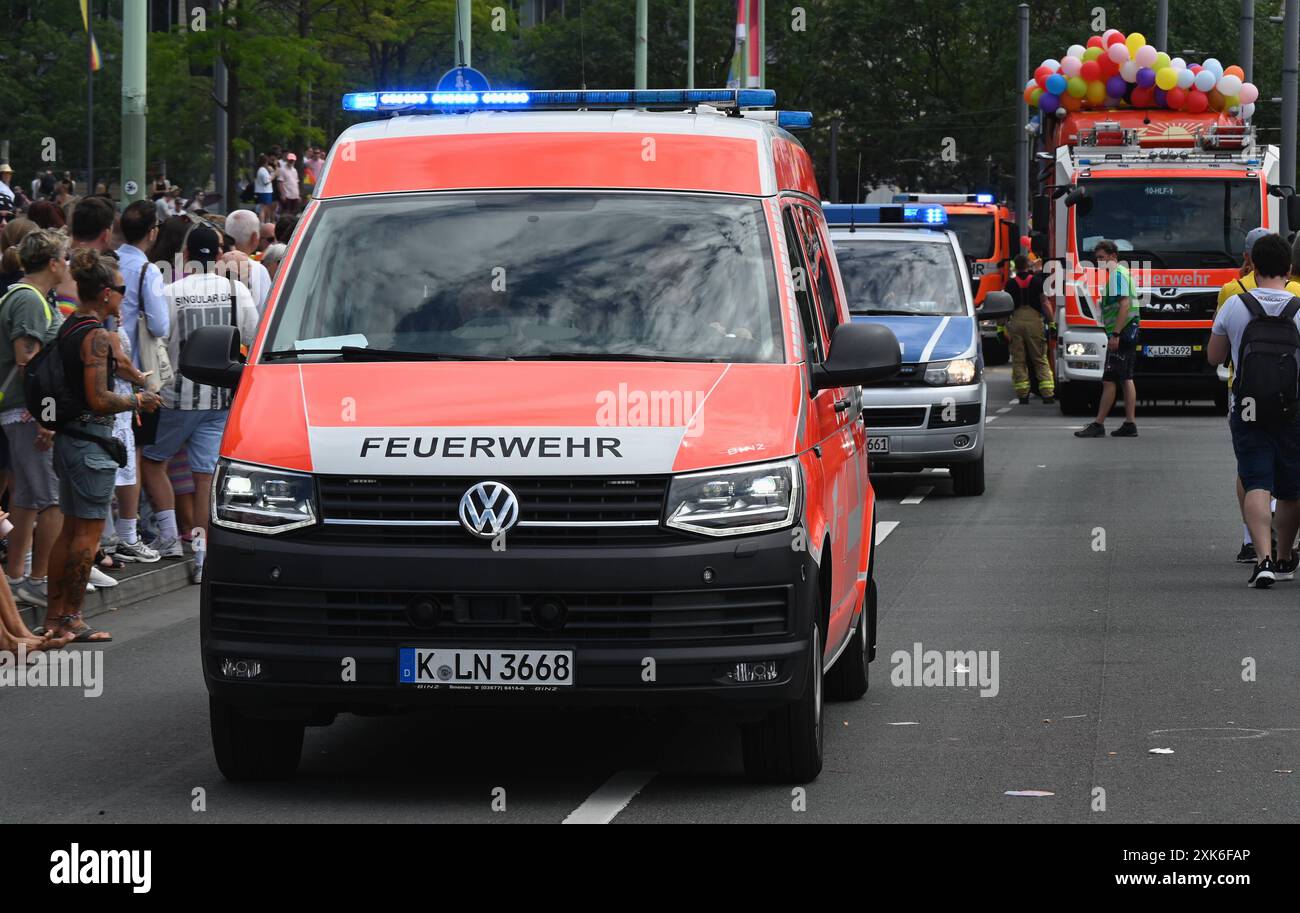Logo, Schriftzug der Feuerwehr an einem Einsatzfahrzeug bei der CSD ...