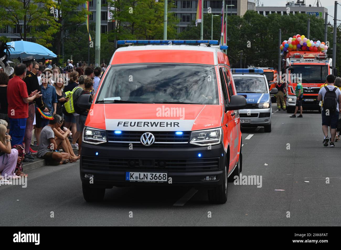 Logo, Schriftzug der Feuerwehr an einem Einsatzfahrzeug bei der CSD ...