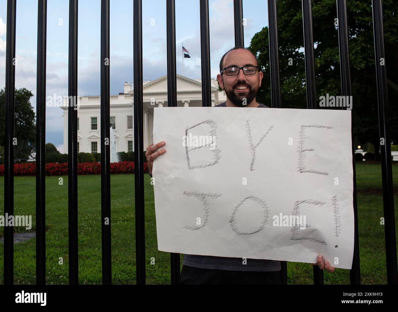 Washington, USA. 21st July, 2024. A man holding a sign with Bye Joe written on it gathers outside the White House after hearing the news of President Joe Biden withdrawing from the presidential race in Washington DC on July 21, 2024. President Biden dropped out of the 2024 presidential race and threw his support behind Vice President Kamala Harris. (Photo by Probal Rashid/Sipa USA) Credit: Sipa USA/Alamy Live News Stock Photo