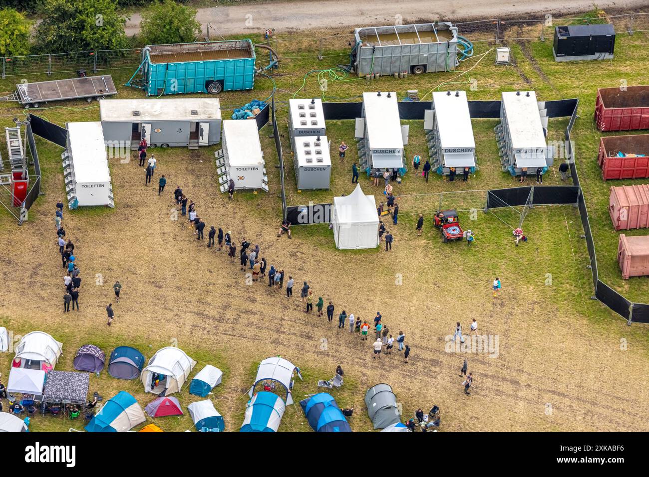 Luftbild, Ruhrpott-Rodeo 2024 Musikevent, Punkrock Musik Festival am Flugplatz Schwarze Heide, Toiletten und wartende Menschenschlange, Kirchhellen-Nord-West, Bottrop, Ruhrgebiet, Nordrhein-Westfalen, Deutschland ACHTUNGxMINDESTHONORARx60xEURO *** Aerial view, Ruhrpott Rodeo 2024 music event, punk rock music festival at Schwarze Heide airfield, toilets and waiting queue of people, Kirchhellen North West, Bottrop, Ruhr area, North Rhine-Westphalia, Germany ATTENTIONxMINDESTHONORARx60xEURO Stock Photo