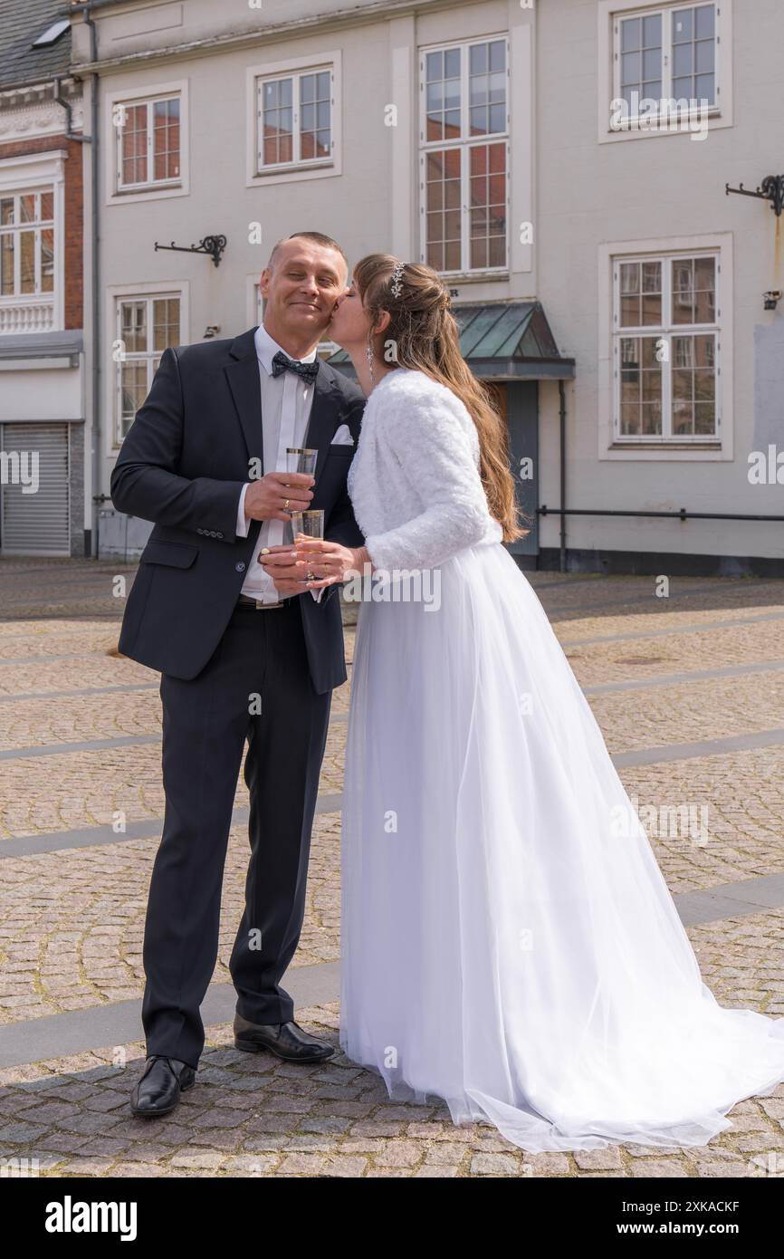 Luxury lifestyle wedding couple hi-res stock photography and images - Alamy