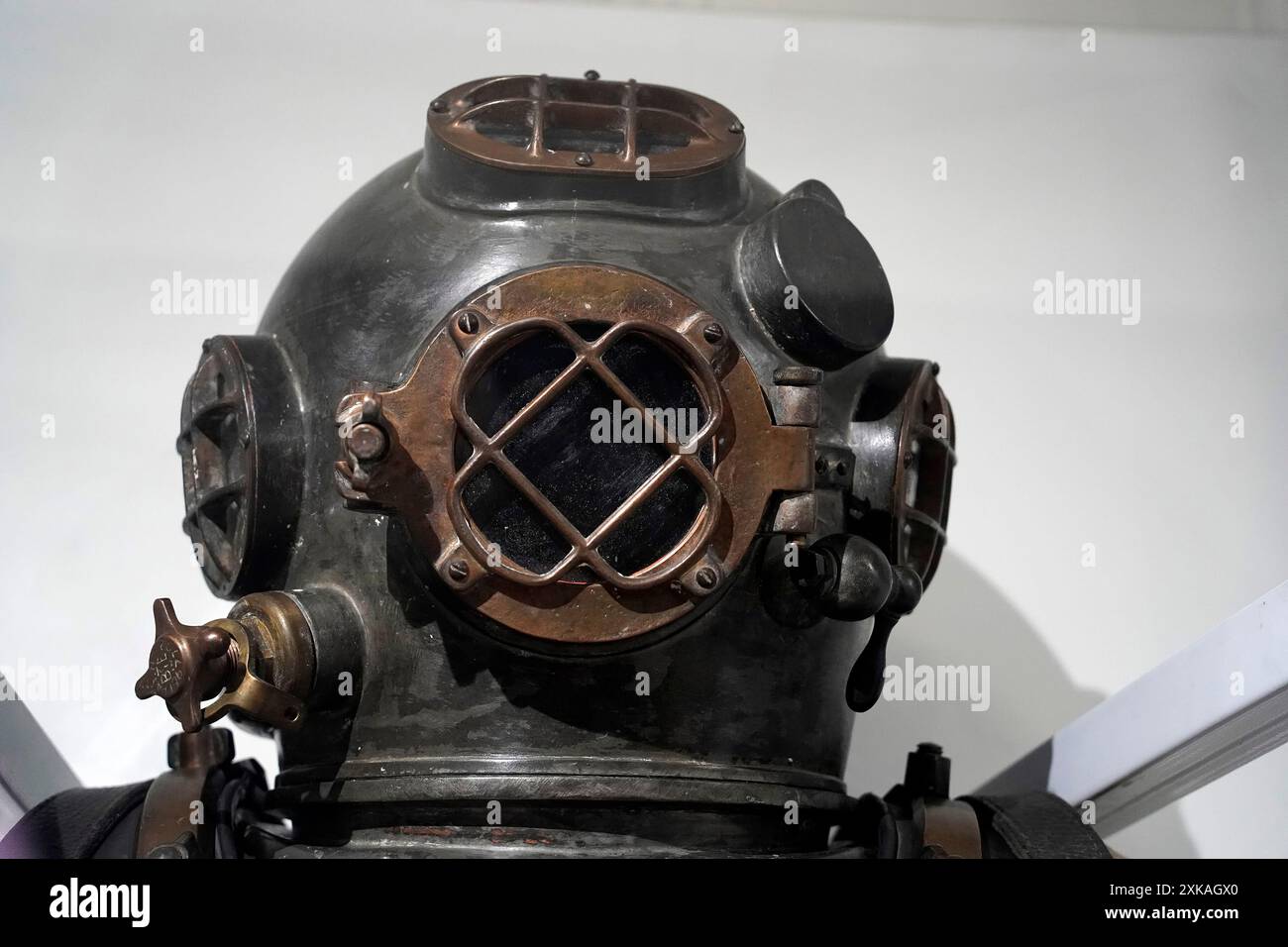 Deep sea diver helmet hi-res stock photography and images - Alamy