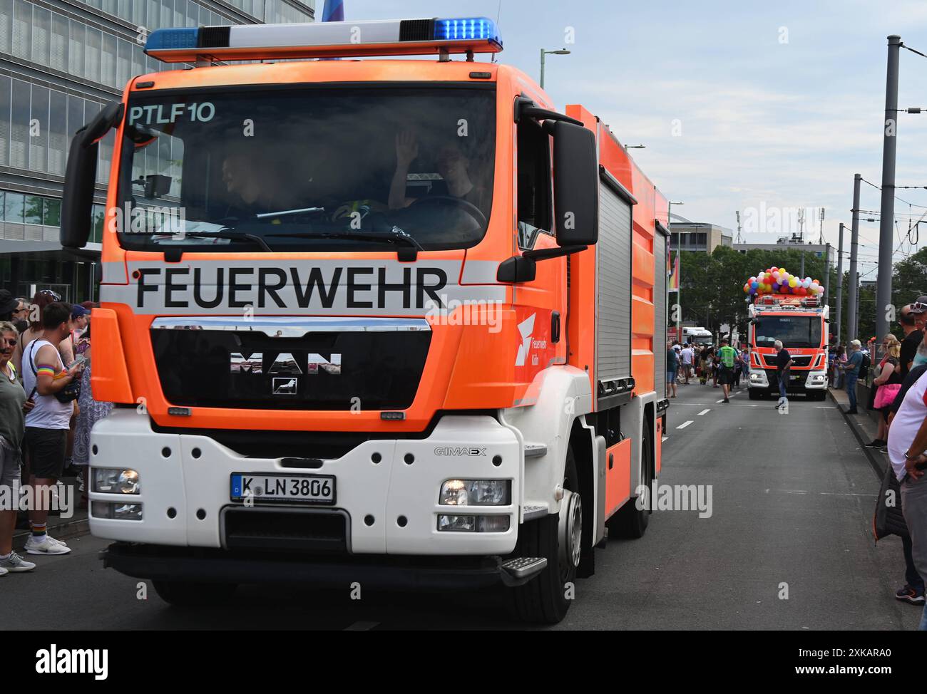 Logo, Schriftzug der Feuerwehr an einem Einsatzfahrzeug bei der CSD ...