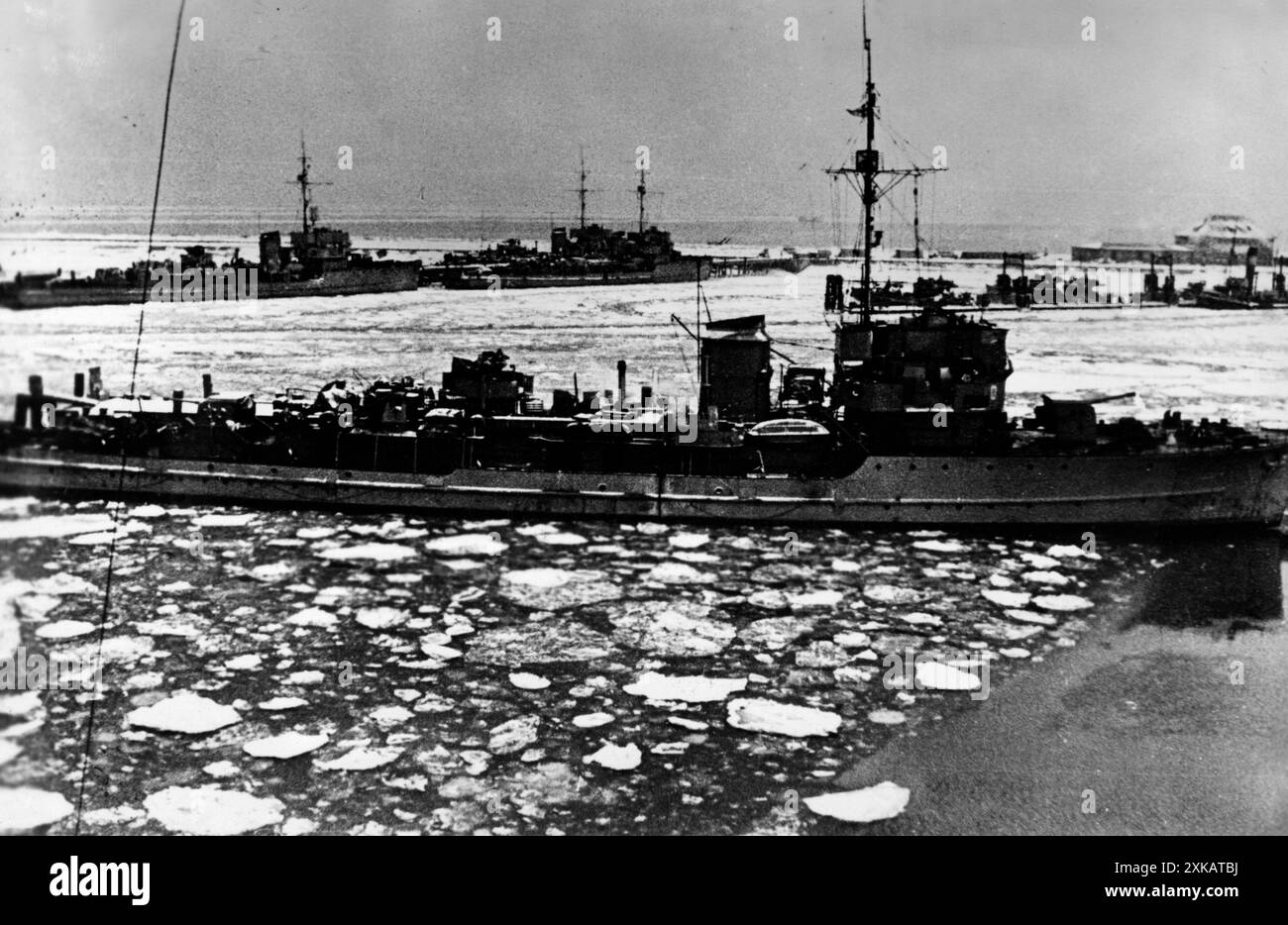 German minesweepers leaving port. Photo: Essig. [automated translation ...