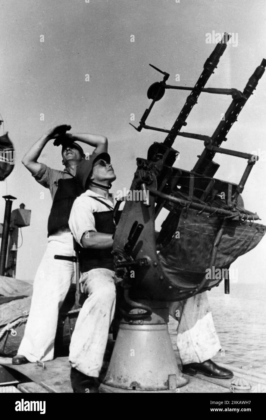 German soldiers at a twin anti-aircraft machine gun. Photo: Essig ...