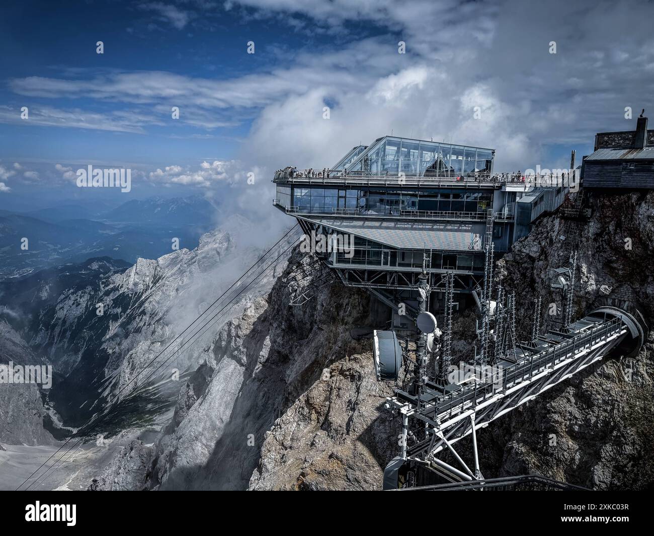 zugspitze-deutschlands-h-chster-berg-seilbahn-bergstation-alpen