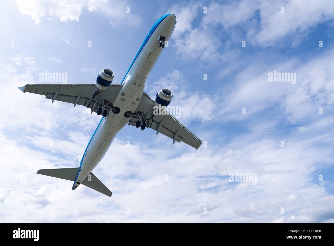 Blue plane landing hi-res stock photography and images - Alamy