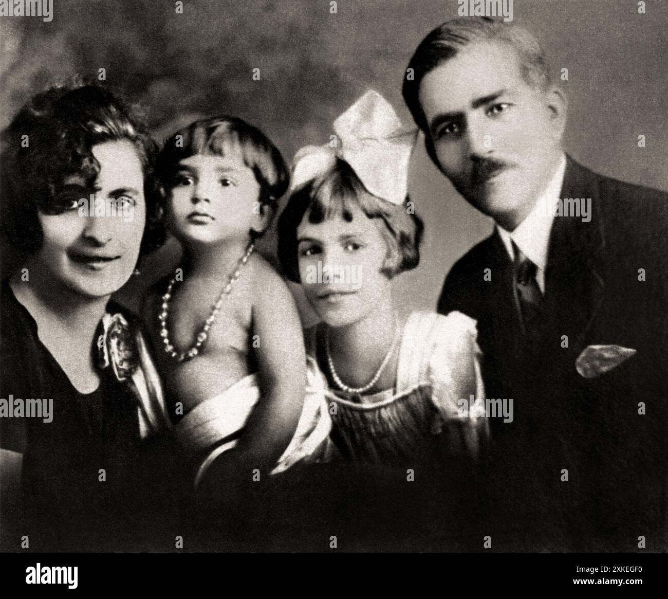 1926 , NEW YORK , USA: The most celebrated Opera Soprano singer and actress MARIA CALLAS ( Maria Anna Cecilia Sofia Sophie KALOS or KALOGEROPOULOS , 1923 - 1977 ), when was a young girl aged 3 with family : mother Elmina Evangelia ' Litsa ', née Demes , originally Dimitriadou ( 1894 – 1982 ), sister Yakinthi ' Jackie ' ( 1917 - 2004 , later married Stathopoulou ) and father George Kalogeropoulos ( 1881 – 1972 ) . Unknown photographer .- HISTORY  - FOTO STORICHE - personalità da bambino bambini  bambina da giovane - personality personalities when was young little girl - INFANZIA - CHILDHOOD - C Stock Photo