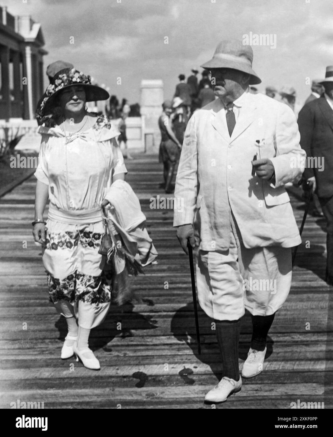1920s family beach hi-res stock photography and images - Alamy