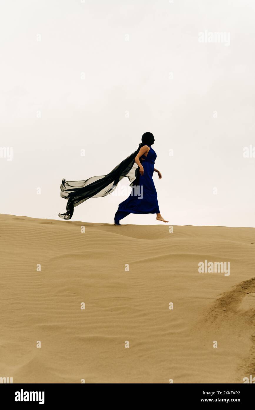 Back woman abaya dress hi-res stock photography and images - Alamy