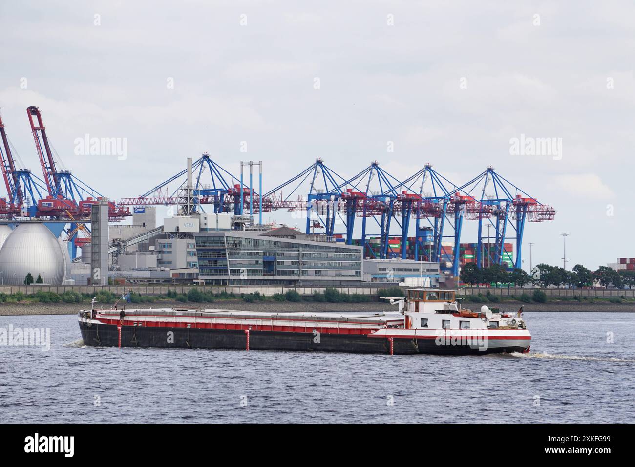 Hafenfaehre im Hafen Hamburg Deutschland an der Elbe bei der Arbeit  Hafen Hamburg *** Port ferry in the port of Hamburg Germany on the Elbe at work Port of Hamburg Stock Photo