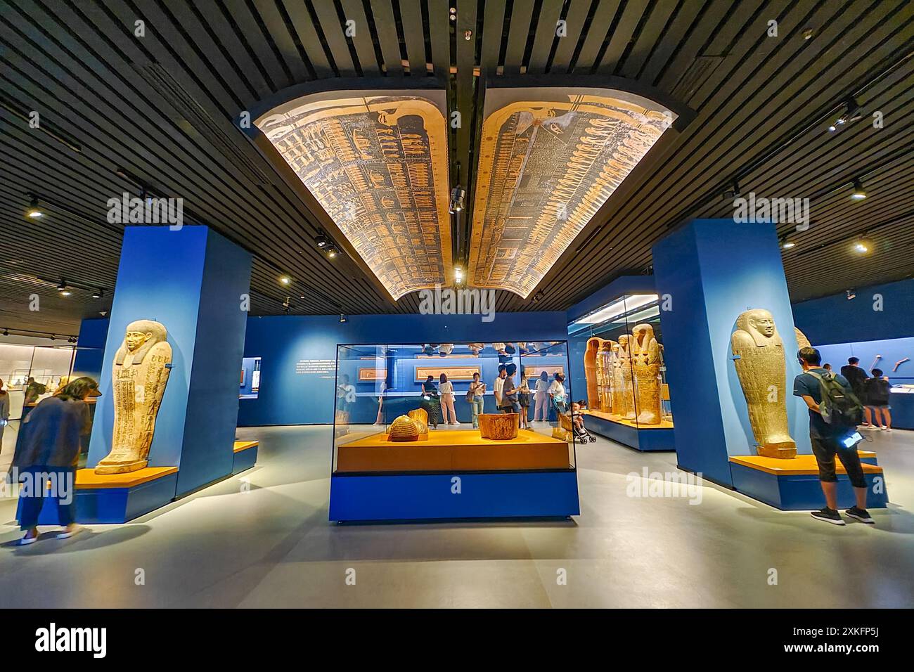 People visit the grand exhibition 