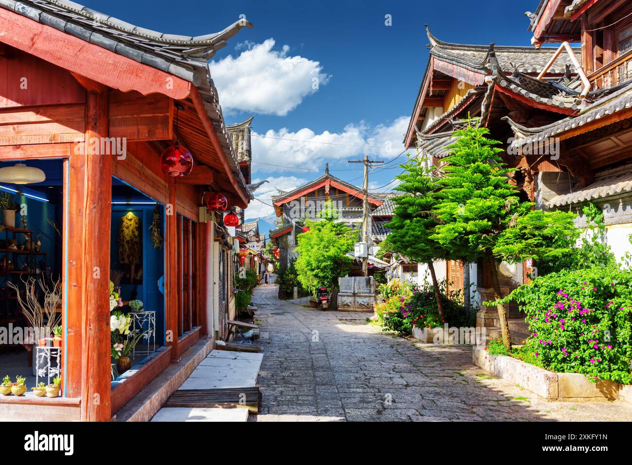 Scenic street in the Old Town of Lijiang. Yunnan province, China Stock ...