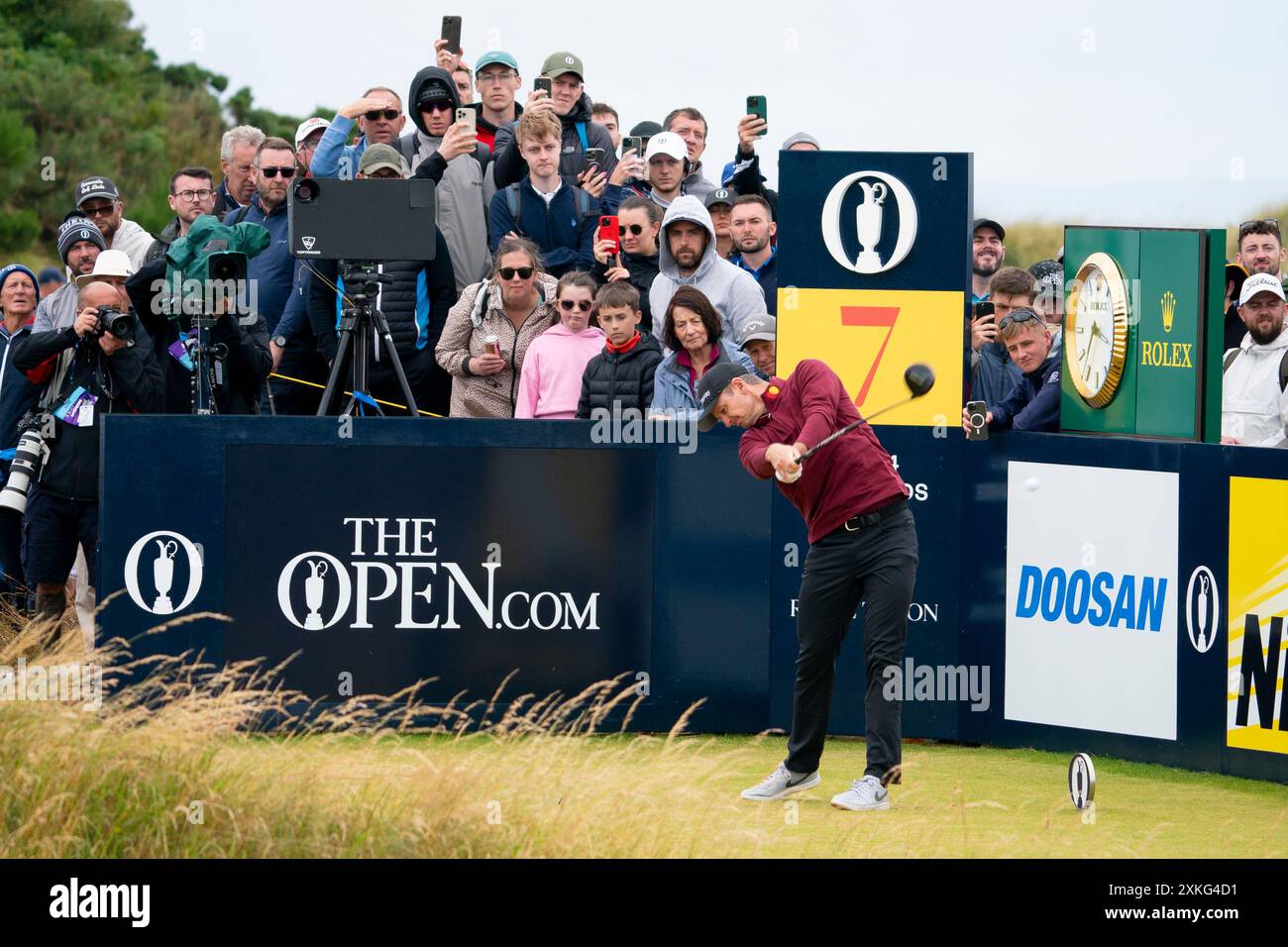 Troon, Scotland, UK. 21st July 2024. Round Four  of the 152nd Open Championship being held at Royal Troon golf course.  PIC; Justin Rose tee shot on 7 Stock Photo