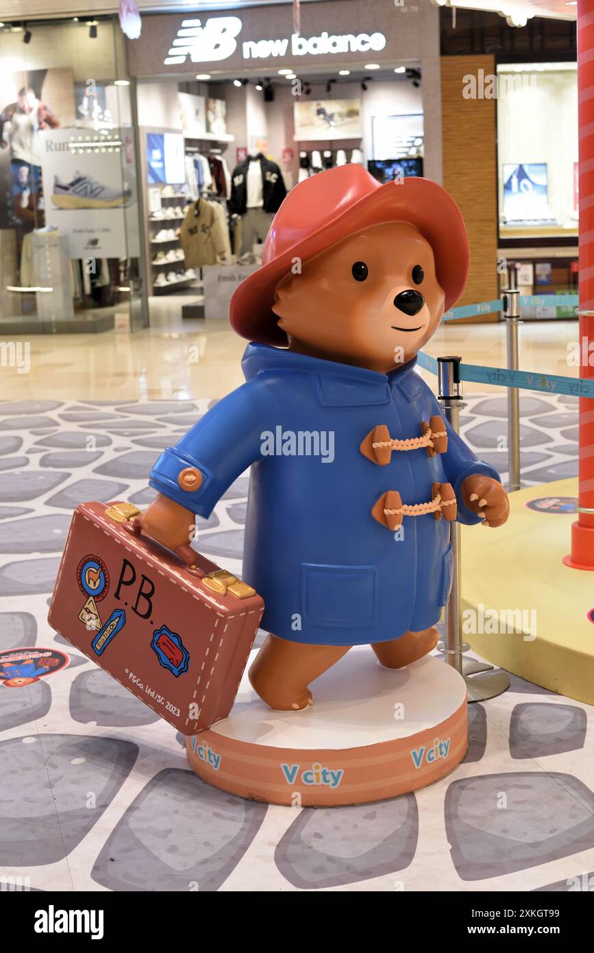 Paddington Bear carrying a suitcase Stock Photo - Alamy