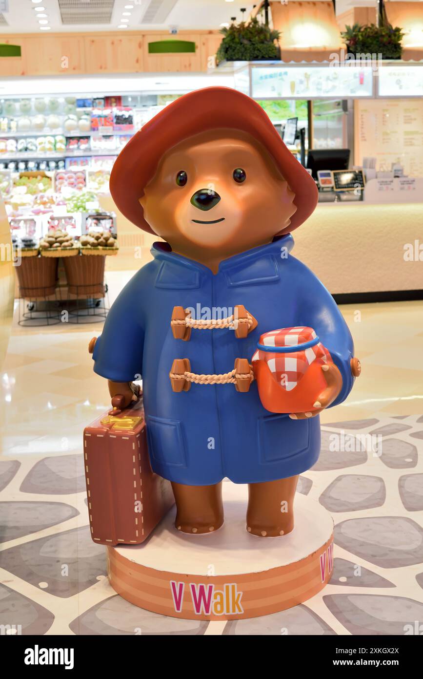 Paddington Bear holding honey jar and suitcase Stock Photo - Alamy