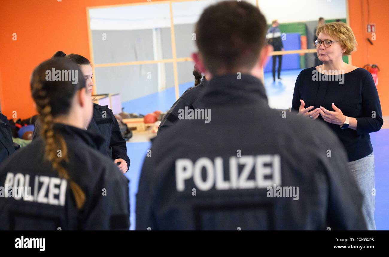 Hanover, Germany. 23rd July, 2024. Daniela Behrens (SPD), Minister of the Interior of Lower Saxony, talks to police commissioner trainees at the training center of the Hanover police department. The police officers are training to arrest people armed with knives. During her summer trip, Lower Saxony's Interior Minister Behrens (SPD) visited the training center and once again called for a ban on knives in local traffic. Weapons ban zones are also to be extended. Credit: Julian Stratenschulte/dpa/Alamy Live News Stock Photo