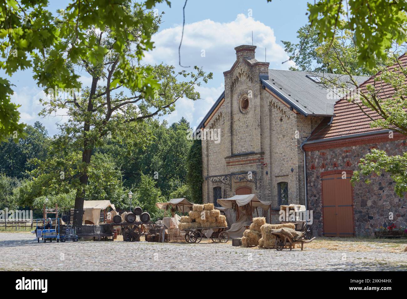 Das Set Fototermin am Set von Das Maerchen von der silbernen Bruecke auf dem Gutshof Britz in