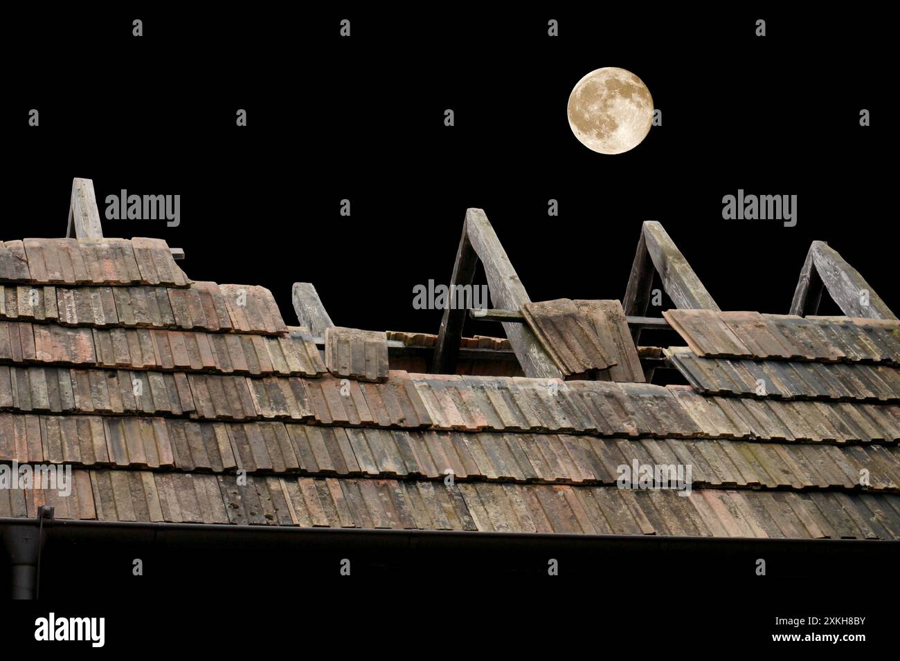 Dachschaden im Geisterhaus bei Nacht Stock Photo