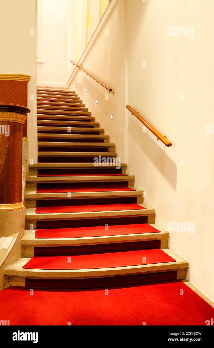 Treppe aus Stein und roter Teppich Stock Photo Alamy