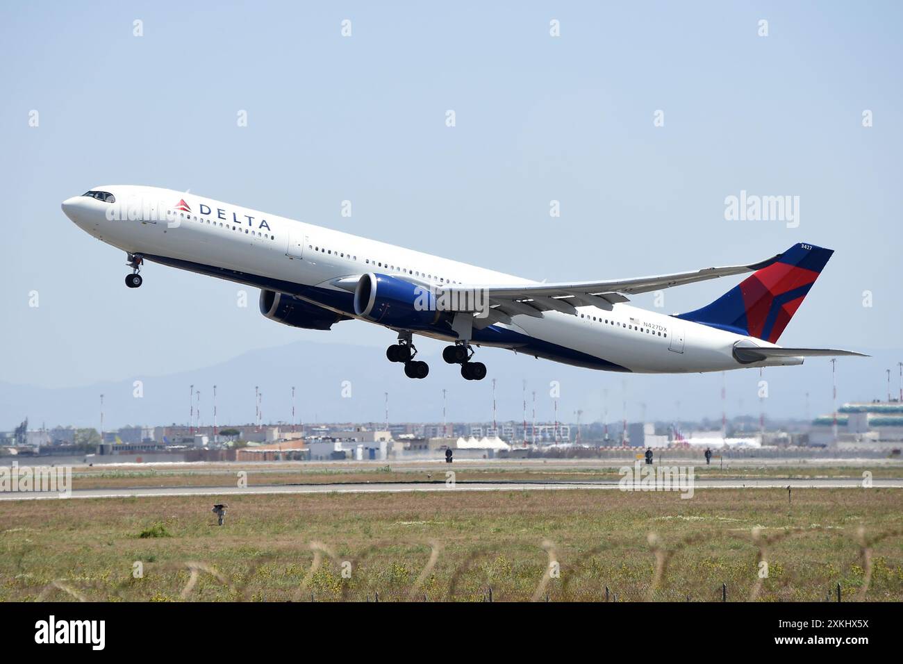 2025-12-05: Rate Cut Anticipation Lifts Stocks Near Records, Boosting Rate-Sensitive Sectors