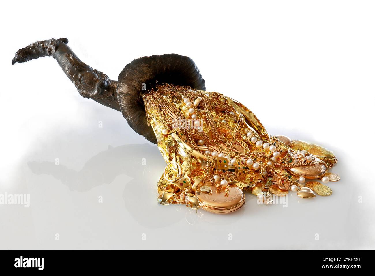 Füllhorn metall mit gold, goldschmuck, goldmünzen, edelsteine Stock Photo