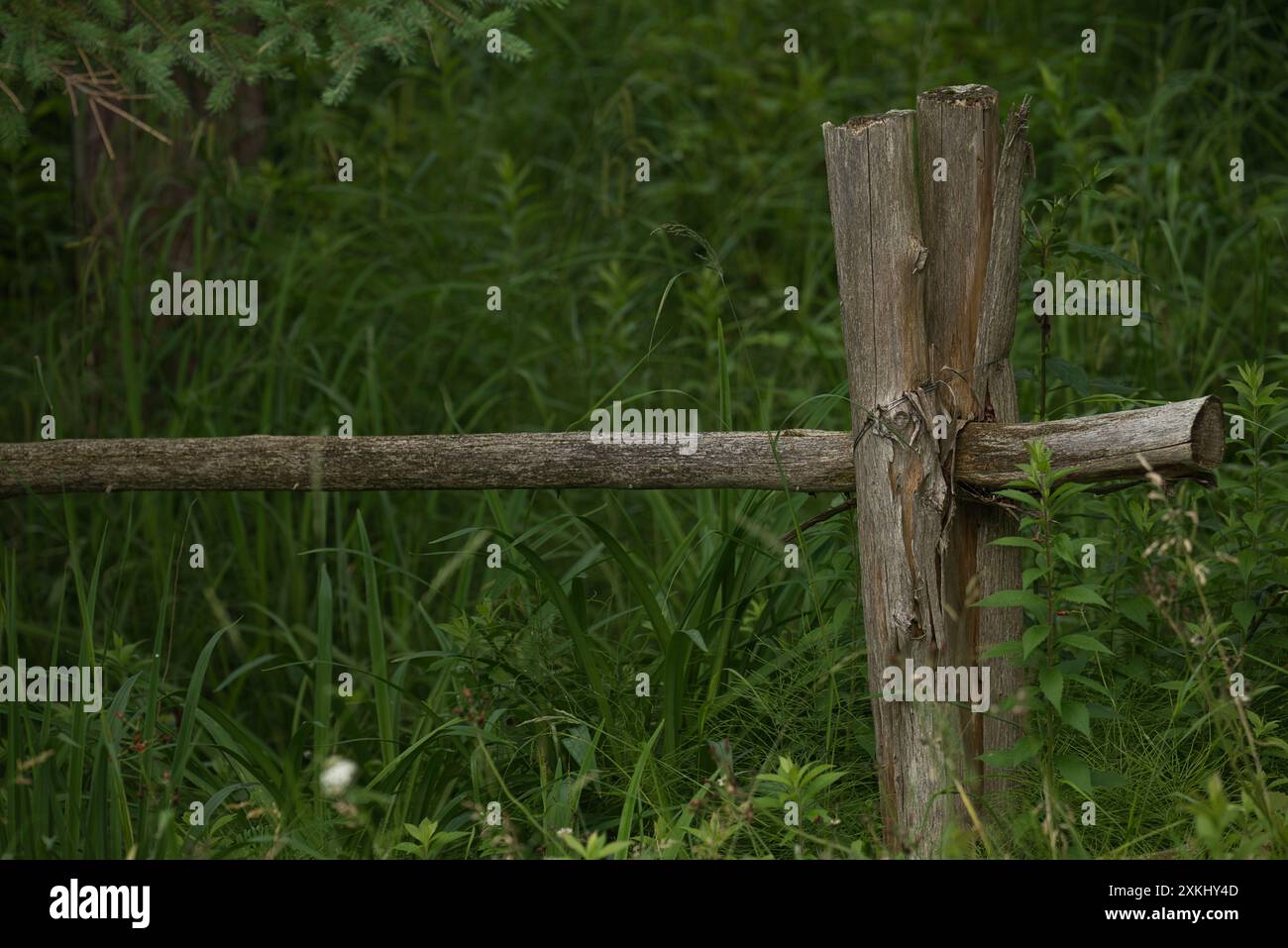 Rustic wood fence hi-res stock photography and images - Alamy