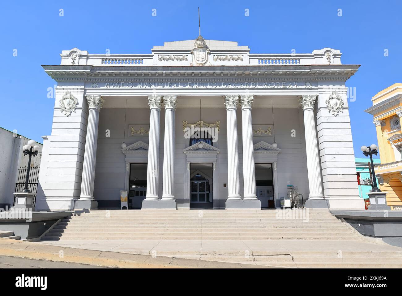 524 The 1899 founded, 1922-28 Eclectic style built Emilio Bacardi Moreau Municipal Museum and its imposing classical Greek-style facade. Santiago-Cuba Stock Photo