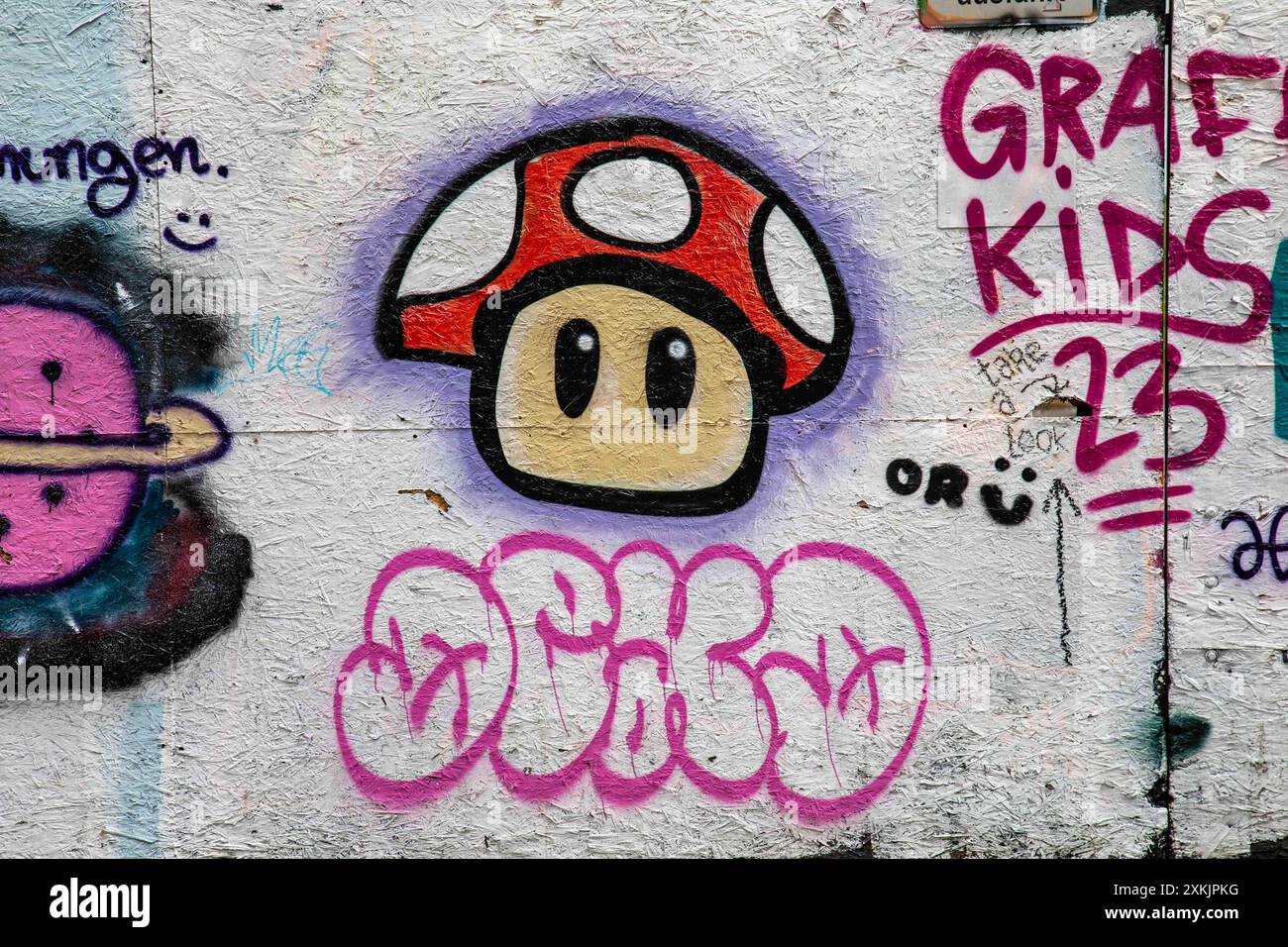 Super Mario Bros. Mushroom graffiti on construction site fence in St. Pauli district of Hamburg, Germany Stock Photo