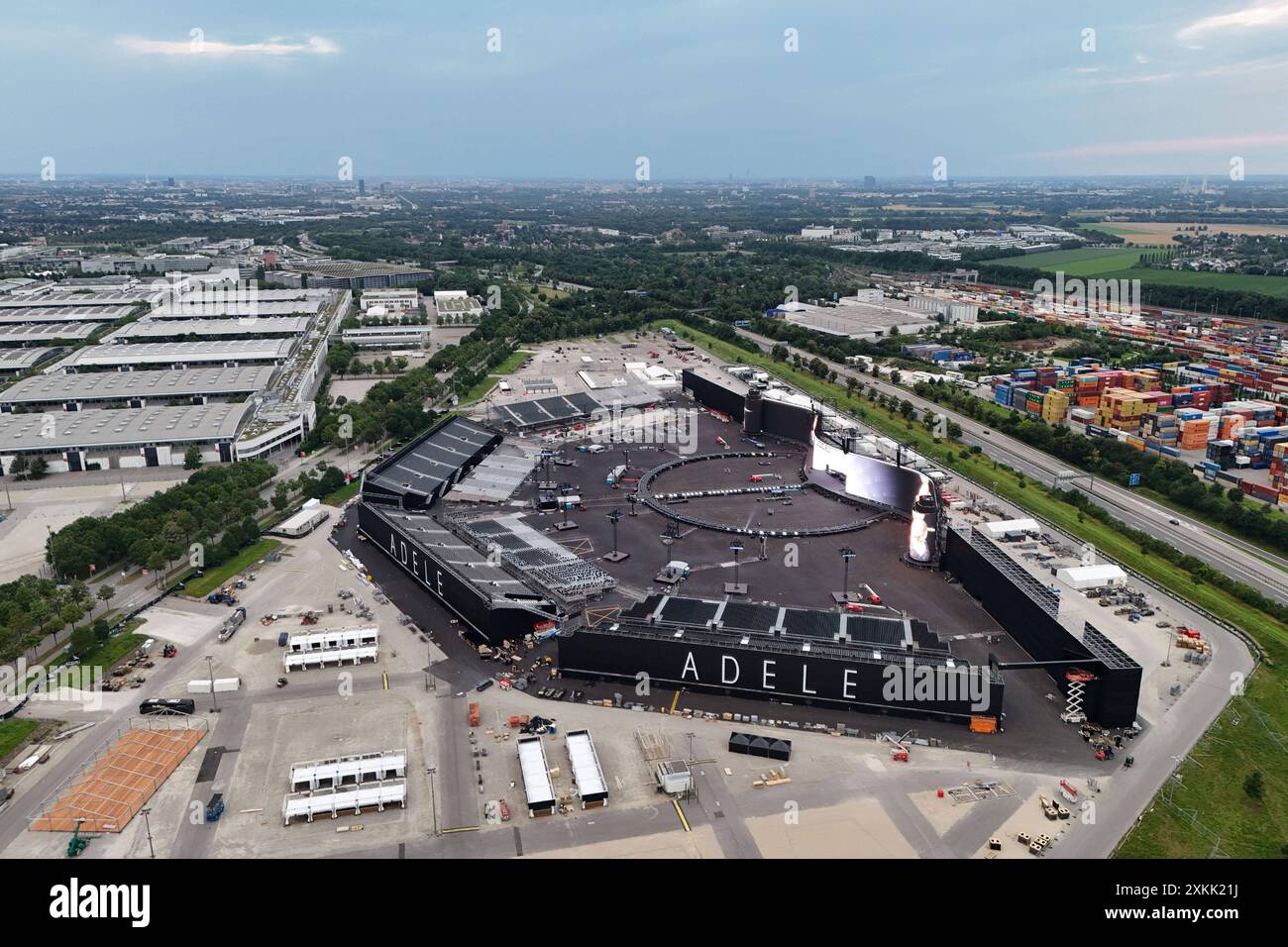 Der Aufbau der riesigen Open Air Arena fuer die Europa Konzerte von Adele im August auf dem