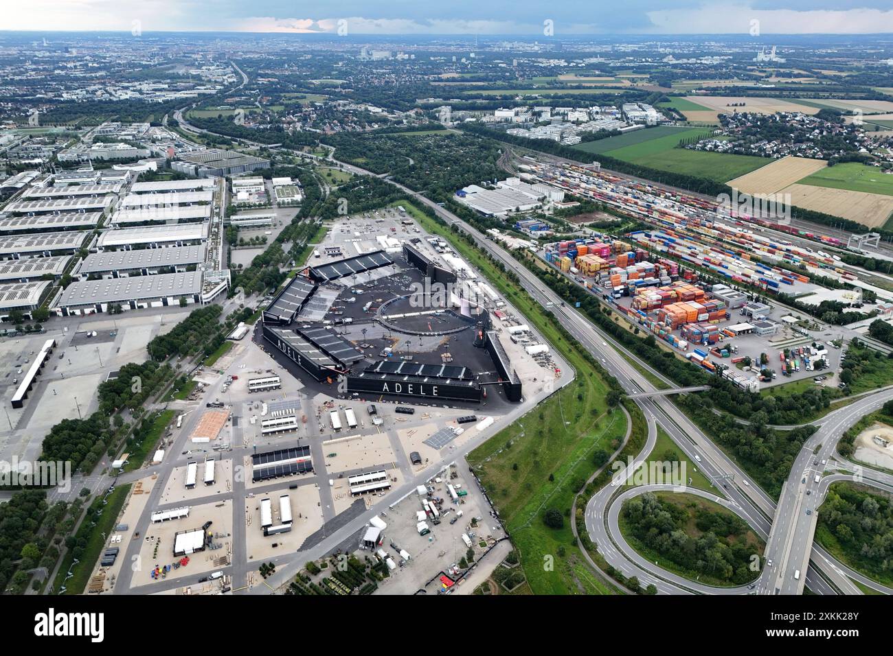 Der Aufbau der riesigen Open Air Arena fuer die Europa Konzerte von Adele im August auf dem