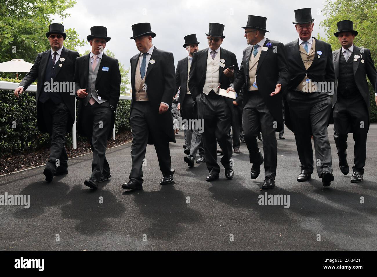 Group of men in top hats hi-res stock photography and images - Alamy