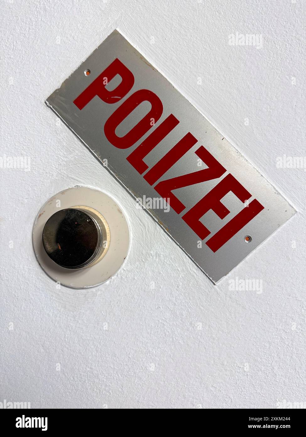 03.08.2023, Germany, , Berlin - Bell button on a police station. 00S230803D257CAROEX.JPG [MODEL RELEASE: NOT Applicable, PROPERTY RELEASE: NO (c) caro Stock Photo