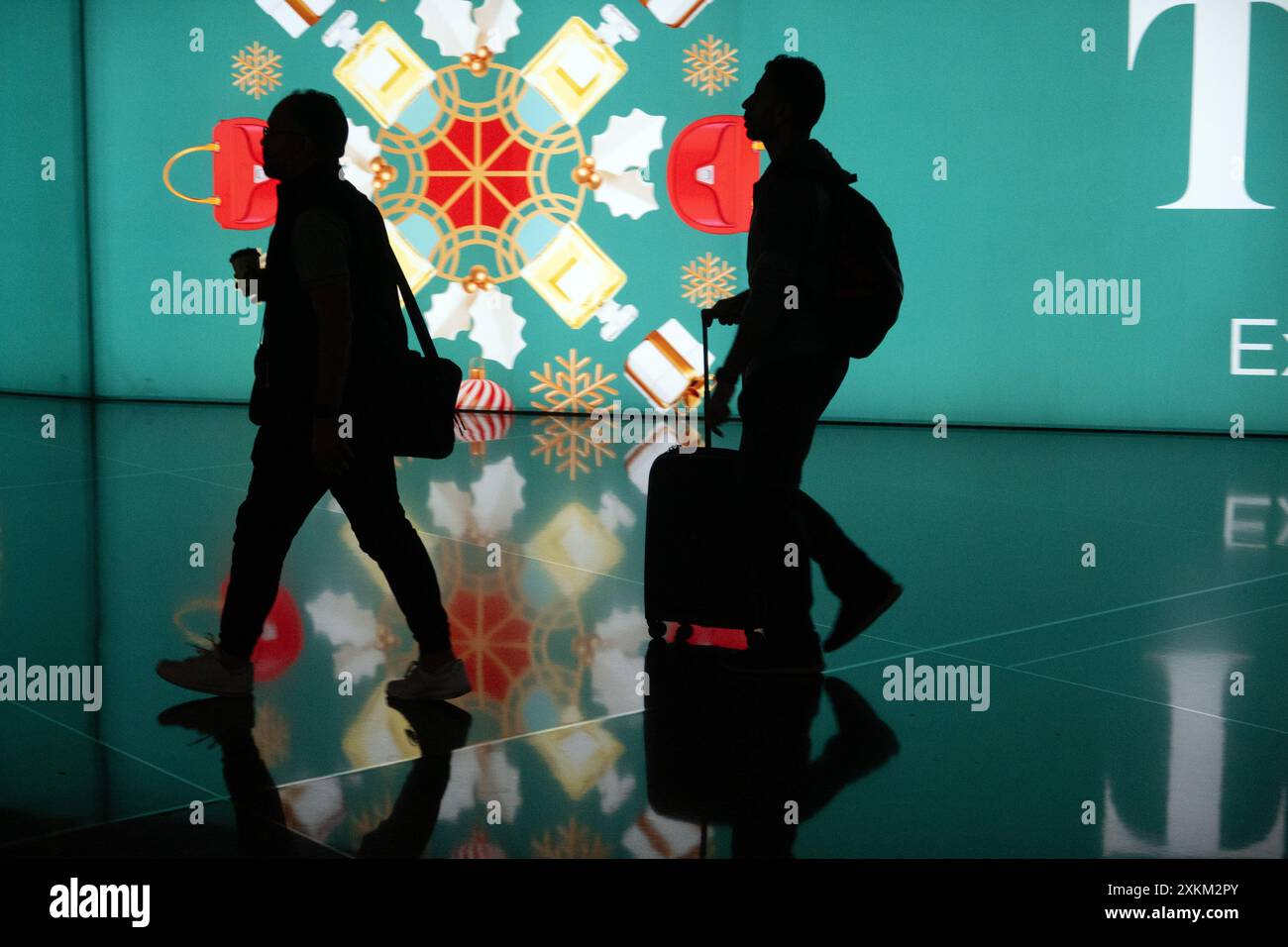 Hamad Reeasi Airport travellers silhouettes hi-res stock photography and images - Alamy