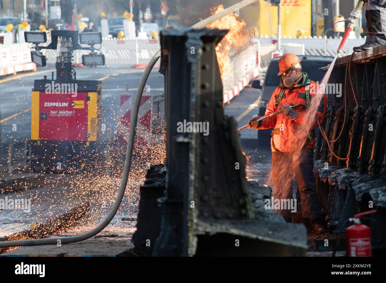 16.12.2023, Germany, , Berlin - Construction worker welding apart part of a demolished railway bridge. 00S231216D522CAROEX.JPG [MODEL RELEASE: NO, PRO Stock Photo