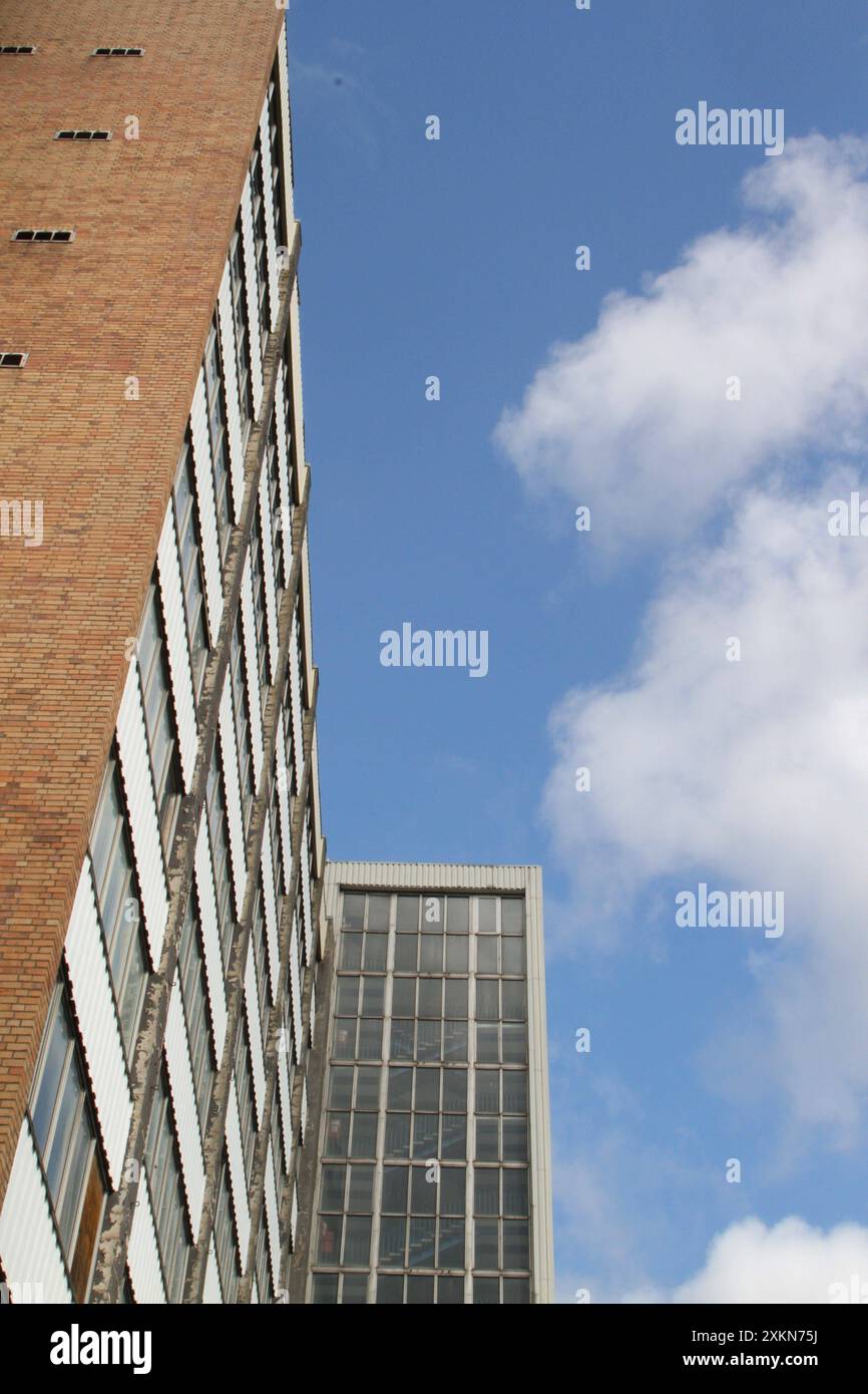 Blick am Montag 22.07.2024 in der Hansestadt Stralsund Landkreis Vorpommern Rügen auf die alte beziehungsweise neue Volkswerft mit dem einstigen Bürogebäude im Mittelpunkt. Die Werft wurde im Jahr 1948 unter dem Namen Volkswerft als VEB Volkswerft geründet nachdem sie vor dem 2. Weltkrieg bereits als Werft unter privaten Eigentümern betrieben wurde. Seither wechselte sie mehrmals den Besitzer. Zuletzt war sie Eigentum der malaysischen Genting-Group die sie in ihre MV Werftengruppe integrierte. Seit dem Jahr 2022 ist sie Eigentum der Stadt die auf dem Gelände mittlerweile einen maritimen Gewerb Stock Photo