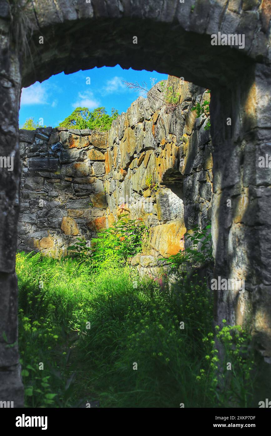 Ruined stone archway broken hi-res stock photography and images - Alamy