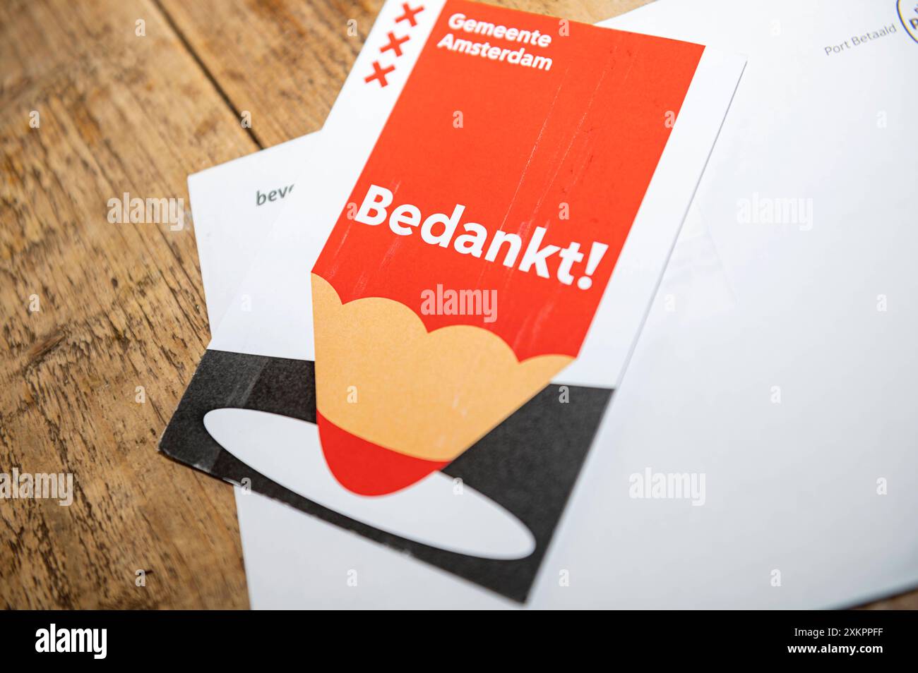 Amsterdam The Netherlands 24th July 2024. A thank you postcard Bedankt from the city council and mayor Femke Halsema thanking all those who participated in ensuring that the counting of votes in the recent European elections went without a hitch. gemeente, dank, erkentelijkheid, verkiezingen, eu, stemmetellers, vote counters, counting Stock Photo