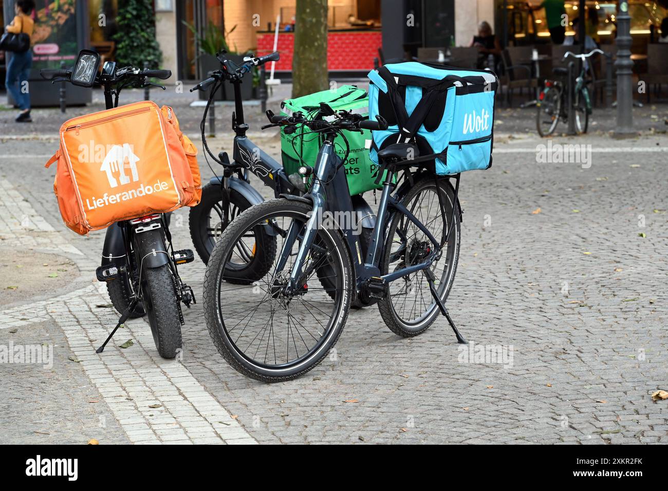 Fahrräder des Lieferservice Uber Eats, Liferando und Wolt stehen nebeneinander *** Bicycles from