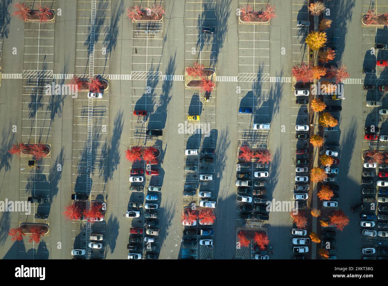 Crowded parking lot grocery store hi-res stock photography and images ...
