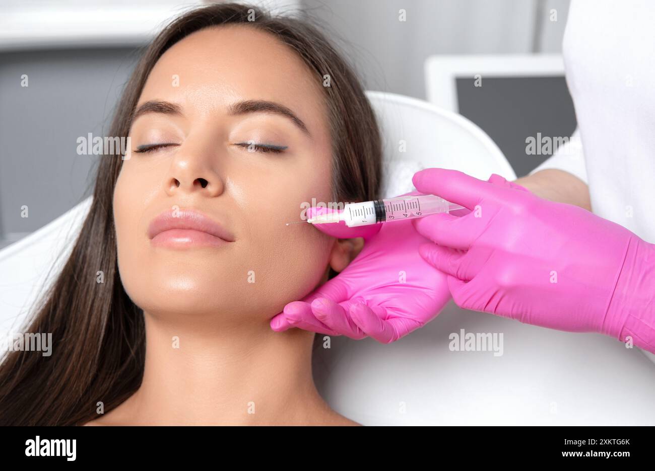Cosmetologist makes lipolytic injections to burn fat on the chin ...