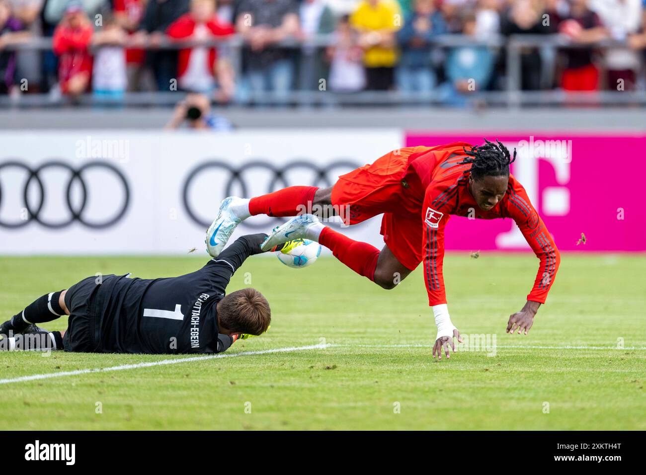 Rottach Egern, Germany. 24th July, 2024. Soccer: Bundesliga, test matches, FC Rottach-Egern - FC Bayern. Rottach-Egern goalkeeper Mario Weiß (l.) and Munich's Mathys Tel fight for the ball. Credit: David Inderlied/dpa/Alamy Live News Stock Photo