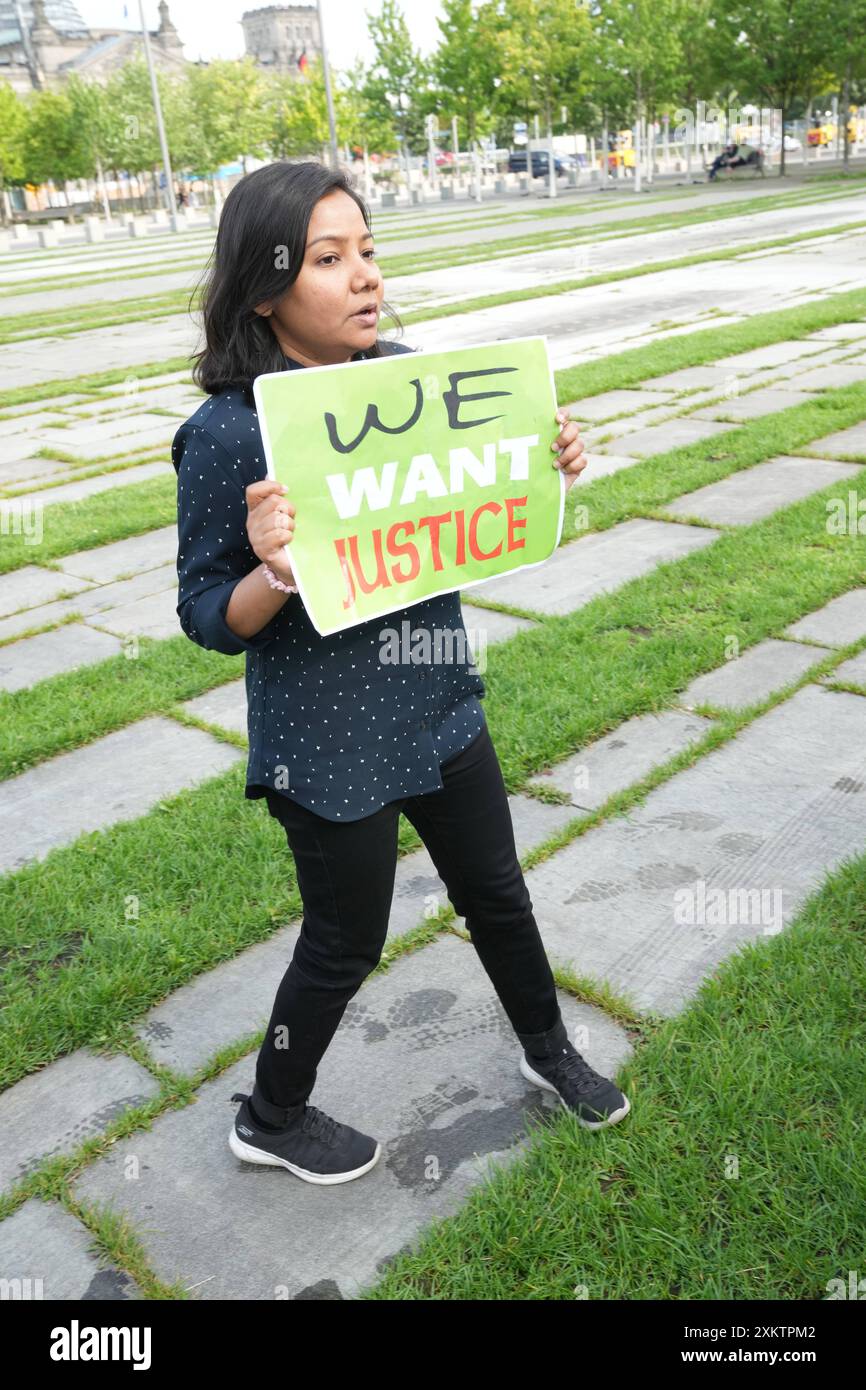 Berlin, Demonstration GER, Berlin,20240724, Demo , Bangladeshi Students vor dem kanzleramt, Anti Quoten Bewegung *** Berlin, Demonstration GER, Berlin,20240724, Demo , Bangladeshi Students in front of the chancellery, Anti Quota Movement Stock Photo