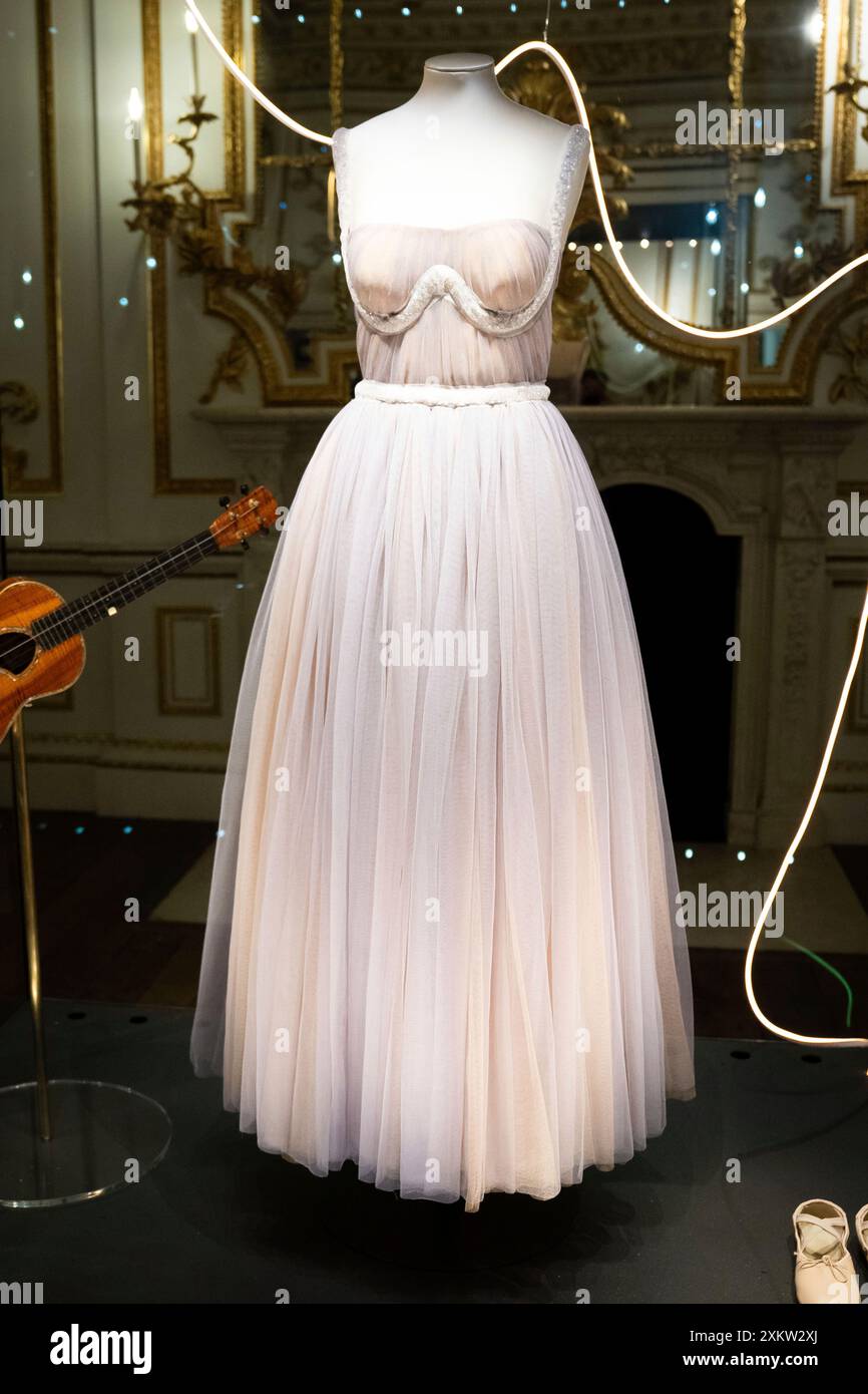 An ensemble worn by Taylor Swift on the Speak Now back album cover with
