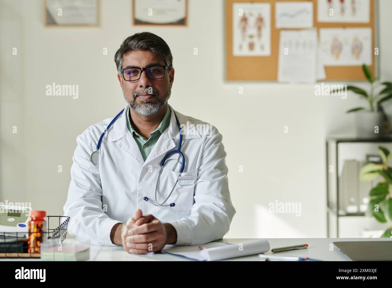 Male medical doctor general hi-res stock photography and images - Alamy