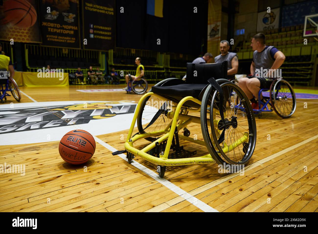 Wheel chair athletes(ball) hi-res stock photography and images - Alamy