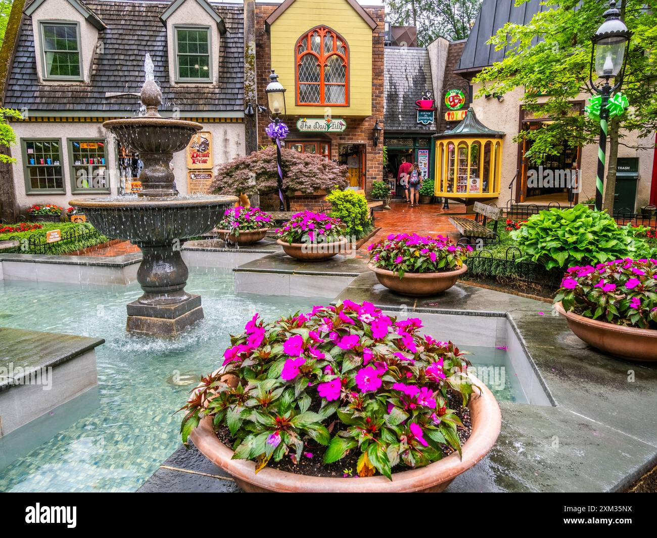 Gatlinburg tennessee downtown shops hi-res stock photography and images -  Alamy, image size:1300x1065