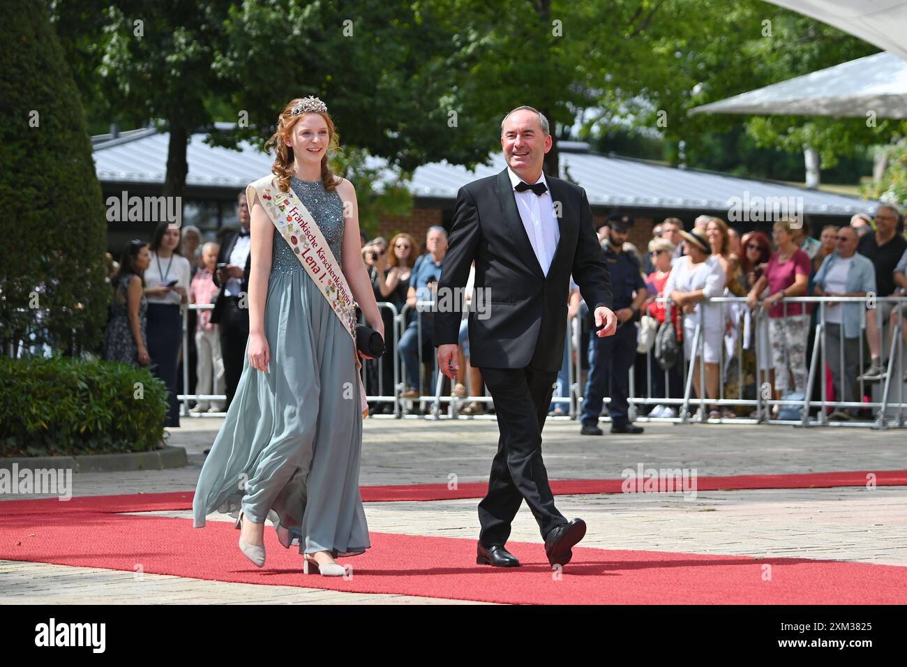 Hubert AIWANGER Freie Waehler,Wirtschaftsminister Bayern mit der Fraenkischen Kirschenkoenigin Lena I. Eroeffnung der Bayreuther Richard Wagner Festspiele 2024 Roter Teppich am 25.07.2024. Gruener Huegel, *** Hubert AIWANGER Freie Waehler,Bavarian Minister of Economic Affairs with the Queen of the Cherries Lena I Opening of the Bayreuth Richard Wagner Festival 2024 Red Carpet on 25 07 2024 Gruene Huegel, Stock Photo