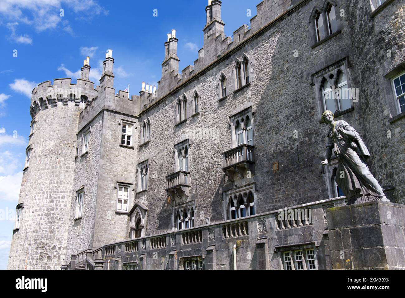 Statue kilkenny castle ireland hi-res stock photography and images - Alamy